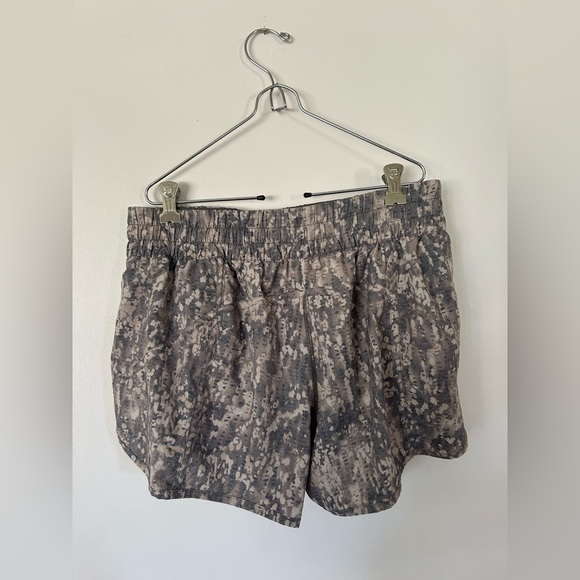 Lululemon 4” Tracker Shorts Gritstone white opal Size 12 - Picture 6 of 8